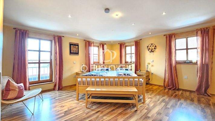 OG: Hauptschlafzimmer m. Klimaanlage