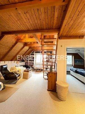 Offene Galerie mit skandinavischer Fichte