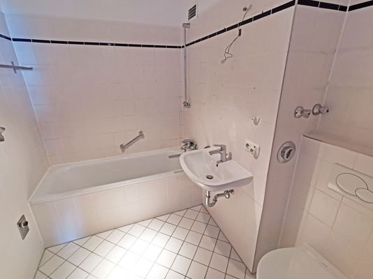 Zeitloses Wannebad mit Handtuchheizkörper