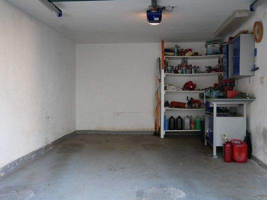 Garage mit elektrischem Torantrieb