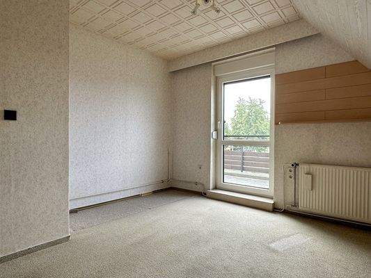 Arbeitszimmer mit Zugang zum Balkon