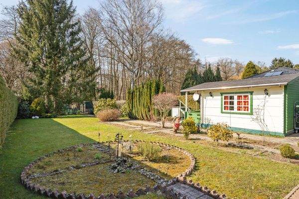 Großzügiger Garten mit Sauna und Waldzugang