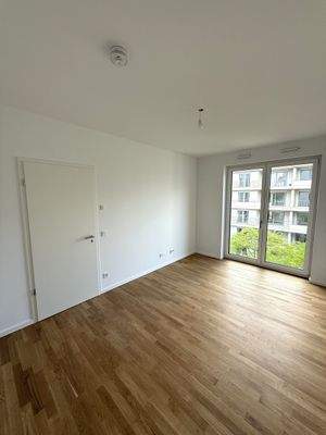 Helles Zimmer mit Parkettboden