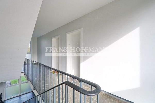 Treppenhaus mit Wohnungseingang