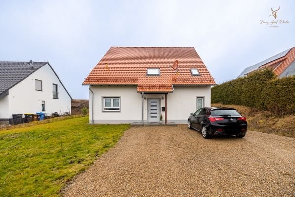 Einfahrt mit Platz für viele Garagen