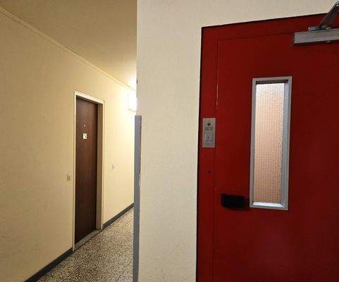 Zugang zum Lift und Wohnungs-Eingangstür