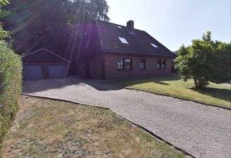 1. Frontansicht mit Garage