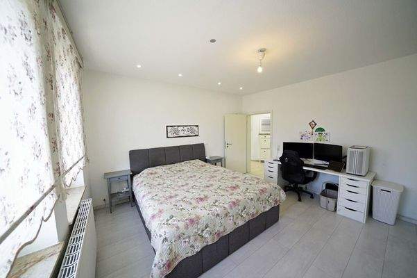 Helles und geräumiges Schlafzimmer