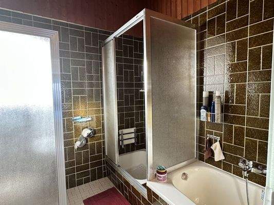 ...mit Dusche und Wanne