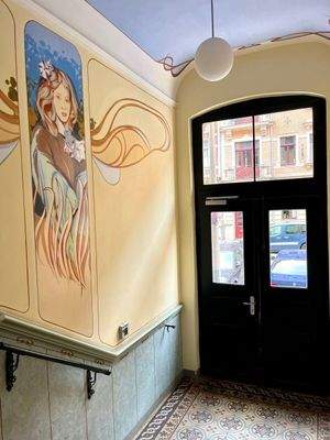 Hauseingang mit Wandmalerei