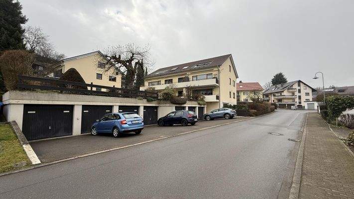 Weitsicht auf das Objekt und Garagen