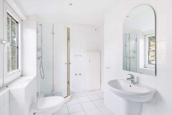 Vollbad mit Blick auf die Dusche