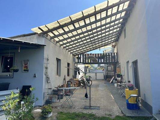 überdachter Innenhof mit Nebengebäude