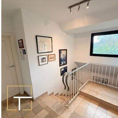 Helle Treppe mit Kunstwerken