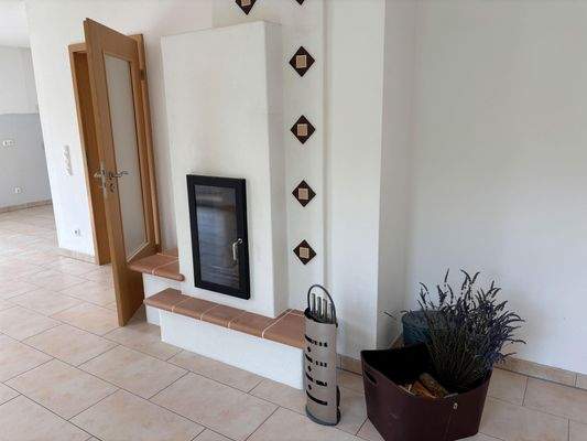 gemütlicher Holzkaminofen im Wohnzimmer