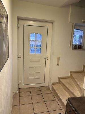 Eingang mit Treppe zum 1. OG