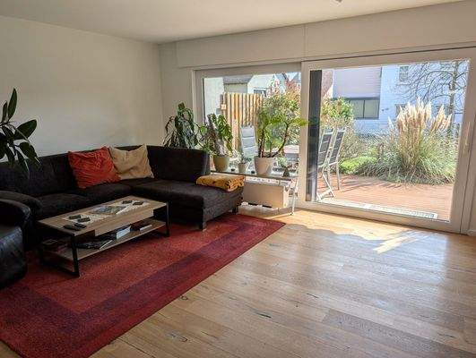 Wohnzimmer mit Blick in Garten