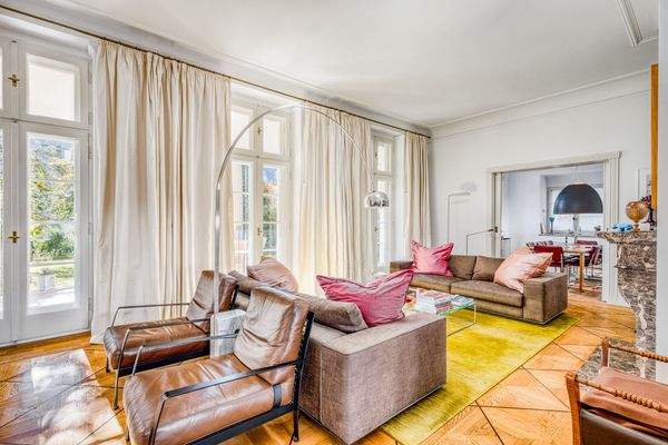 Großzügiger Wohnbereich mit fließendem Übergang zum Esszimmer