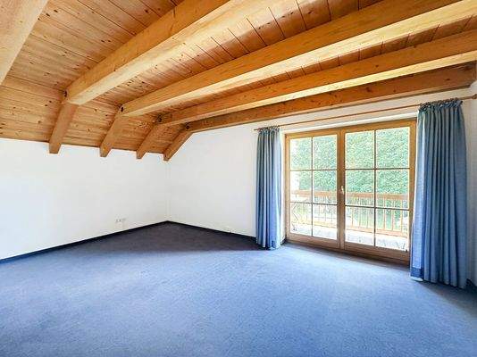 OG: Kinderzimmer 1 mit Balkonzugang