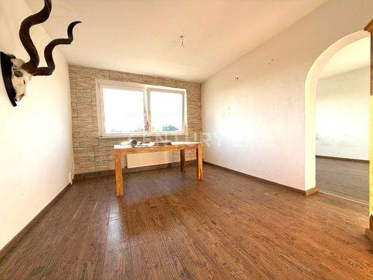 Wohnzimmer mit angrenzendem Essbereich