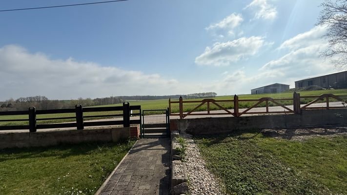 Außenansicht und Grundstück