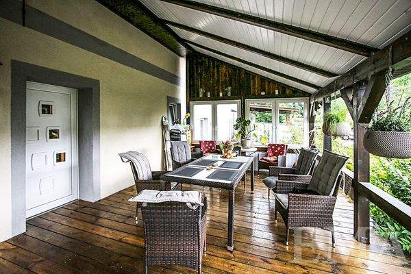 überdachte Hauseingangsterrasse