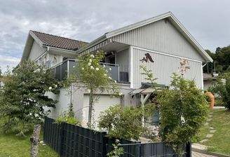 Frontansicht mit Zugang zum Untergeschoss