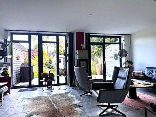04-Wohnbereich mit Zugang zu Terrasse und Garten 
