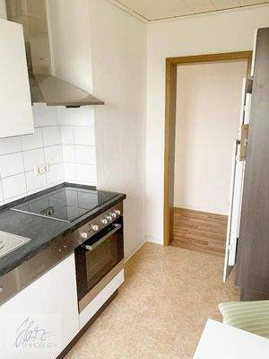 Küche mit Ceranfeldherd und Geschirrspüler