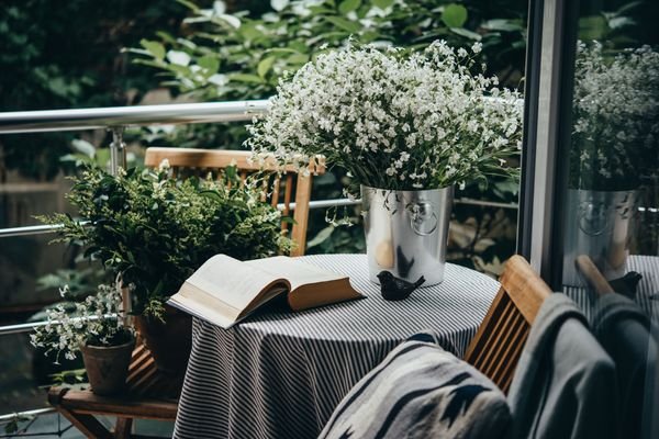 Ein Buch auf dem Balkon lesen - herrlich!