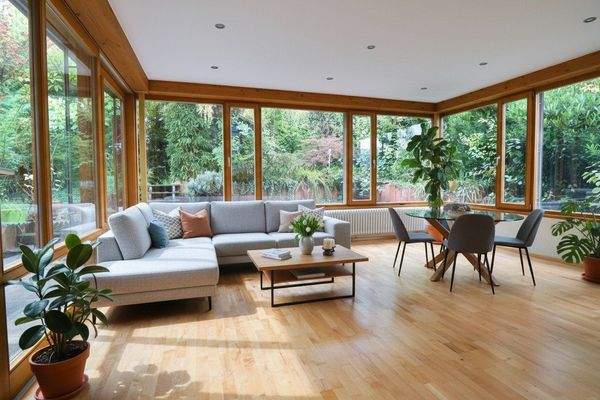 Blumenauer (c) - Wohnzimmer (KI Verbessert)