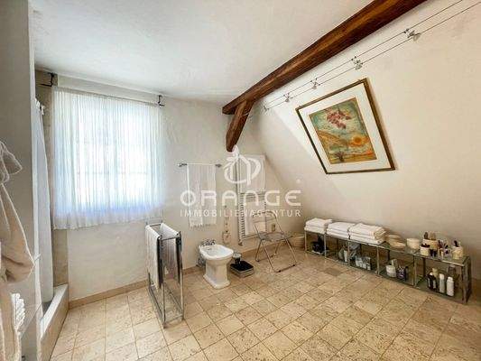 Es würde auch noch eine Wanne Platz finden