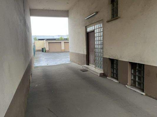 Einfahrt zu den Garagen