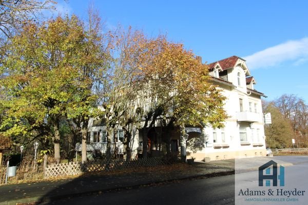 Straßenansicht mit Biergarten