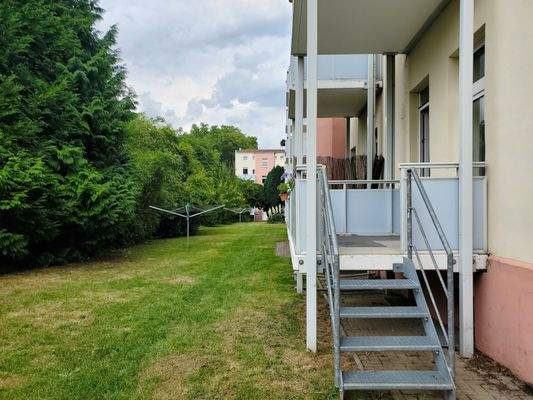 Balkon mit Treppe zur Wiese.jpg