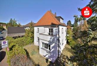 Hausansicht mit Balkon