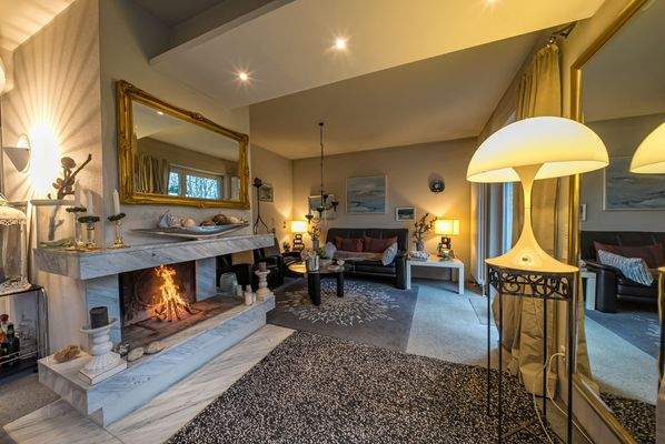 Wohnbereich mit Kamin - bearbeitet