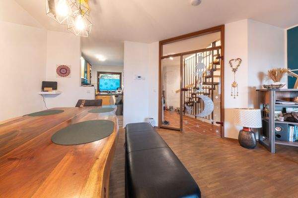 Wohnzimmer mit offener Küche