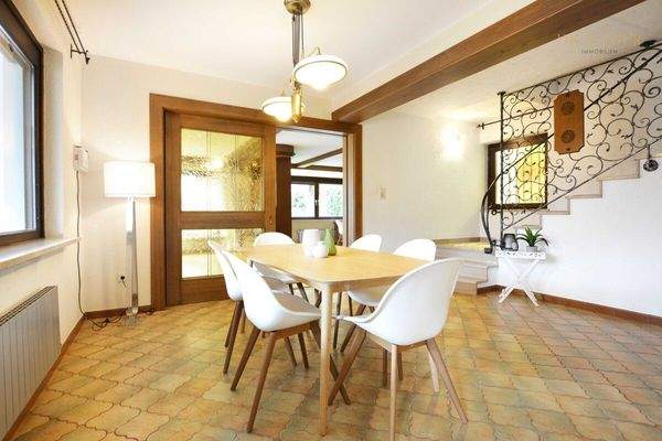 Helles, offenes Stiegenhaus in Verbindung mit dem Essbereich