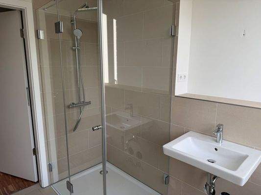 Dusche im Badezimmer 