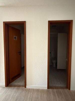 Platz für GWC mit Dusche.