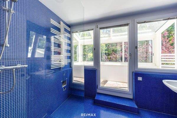 Badezimmer mit Terrasse/Wintergarten, uneinsehbar