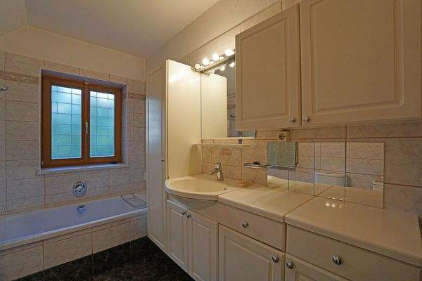 Wannenbad mit WC und Waschmaschinenanschluss