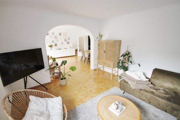 Wohn-/Esszimmer mit Zugang zur Loggia