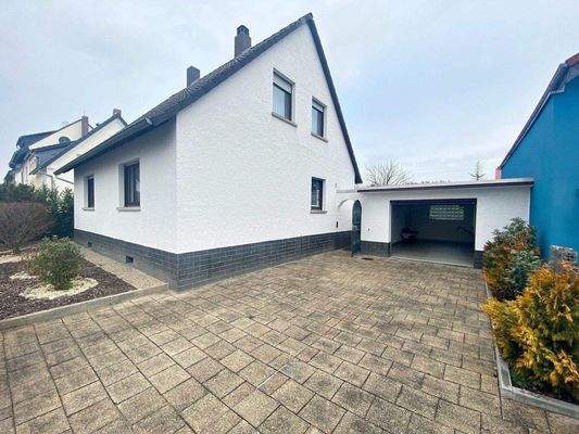 2 Kfz-Stellplätze + Garage