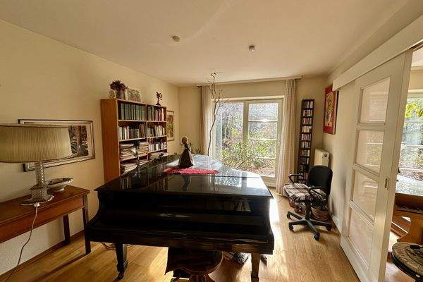 Musikzimmer mit Zugang zur Südterrasse