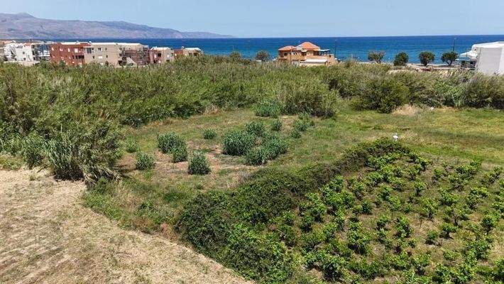 Kreta - Grundstück mit Baugenehmigung für 2 Residenzen in zweiter Linie vom Strand von Maleme zu verkaufen