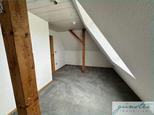 OG Schlafzimmer I mit Dachfenster + elektrischem Außenrollo