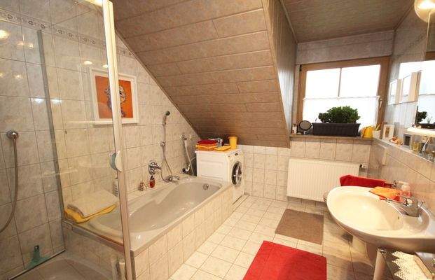 Helles Bad in Komplettausstattung