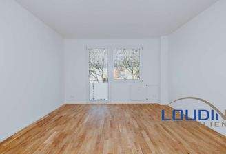 Wohnzimmer mit Balkon